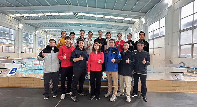 学院官网-游泳教研室合影.jpg