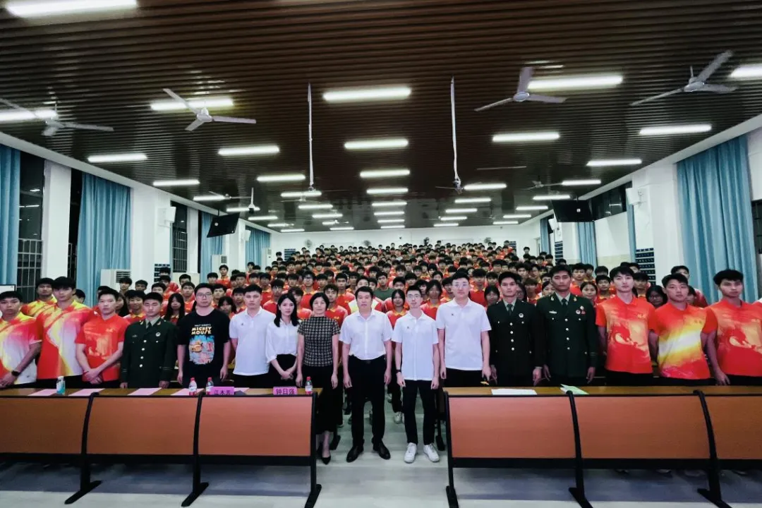 热血披戎装 青春献国防 | 2025...